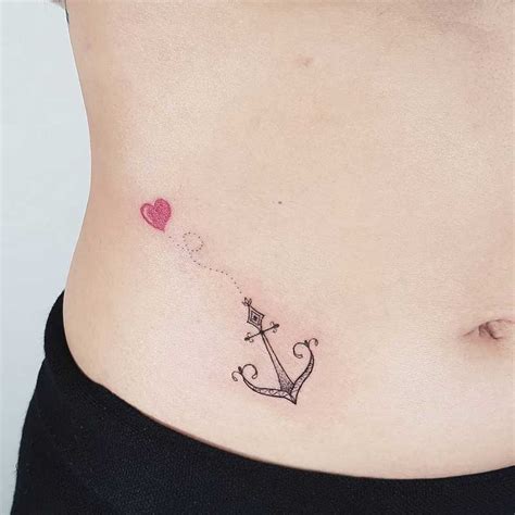 Ideias incríveis de tatuagens no pé da barriga